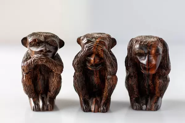 Monkey-Emojis as wooden figures - speak no evil, see no evil, hear no evil
