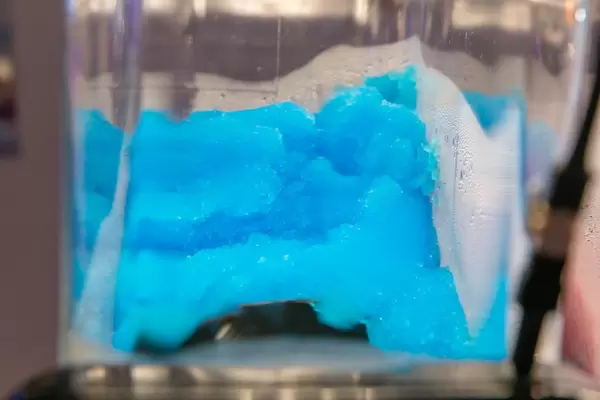 MonsterSlush Eis Getränk mit Blaue Himbeere Geschmack