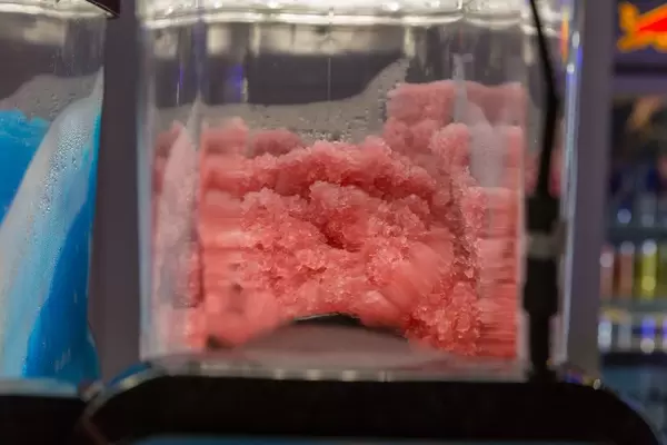 MonsterSlush Eis Getränk mit Erdbeer-Geschmack