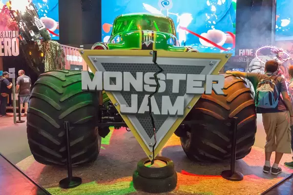 Monstertruck am Messestand von Monster Jam