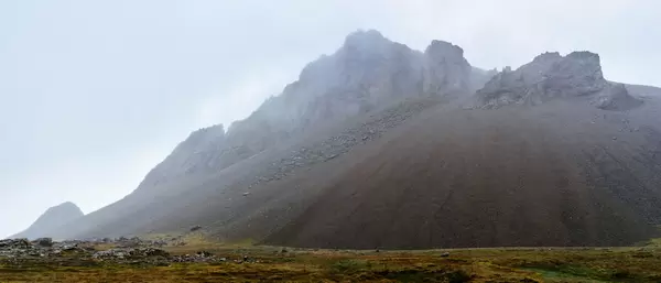 Moody mountain in clouds / Moody Berg in den Wolken