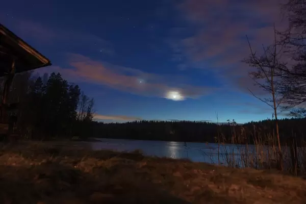 Moon over the lake in Finland / Mond über dem See in Finnland