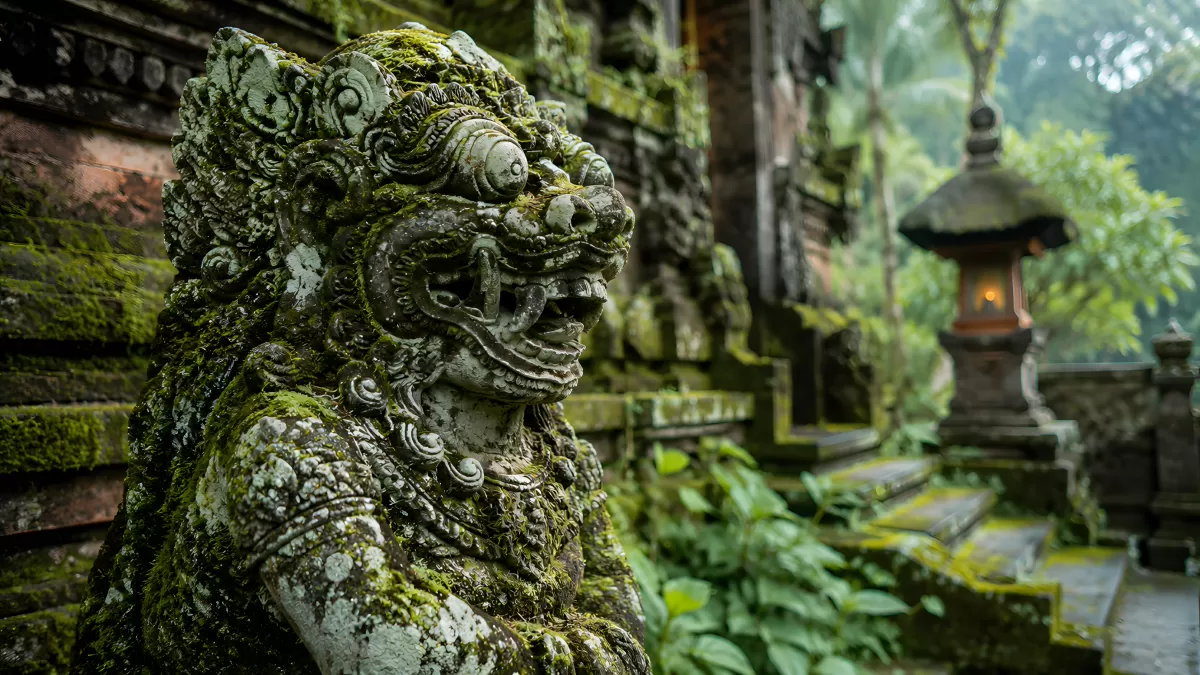 Moosbedeckte Tempelwächter-Statue in Bali