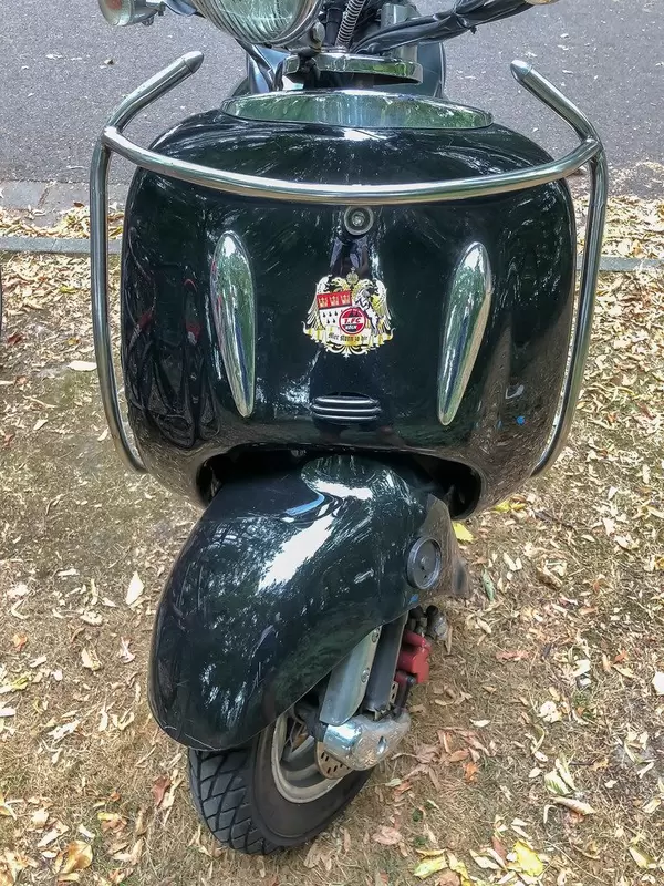 Moped mit dem Wappen des 1. FC Köln
