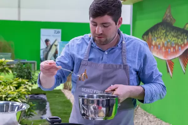 Moritz Freudenthal von Kochen mit Freude bereitet in Showküche Mahlzeit zu