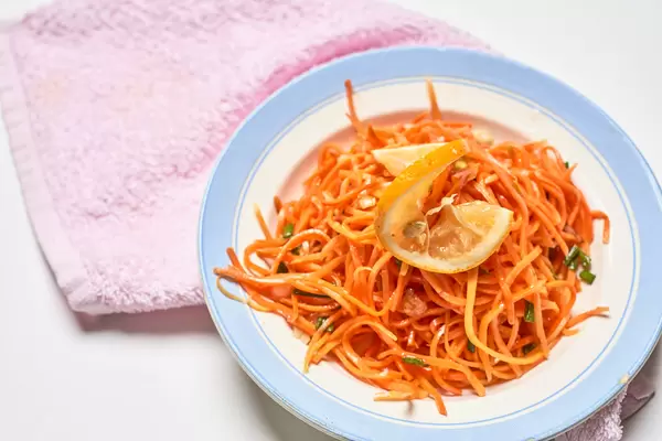 Morkovcha - Tasty russian carrot-based salad with a lemon slice