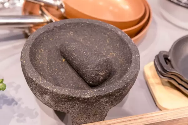 Mörser mit Stößel aus Stein auf der Fibo in Köln