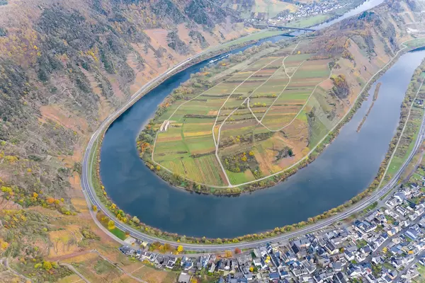 Moselschleife mit Frachtschiff auf dem Fluss Mosel, der Ortsgemeinde Bremm und die Klosterruine Stuben im Moseltal aus der Luft fotografiert