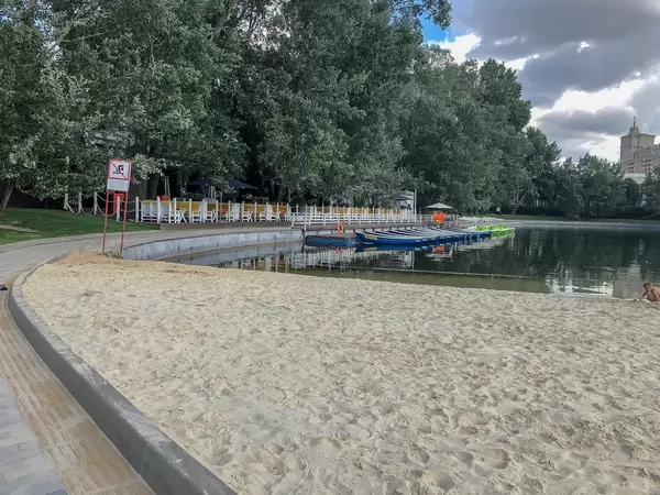Moskauer Teich mit Sandstrand Pioniersky prud