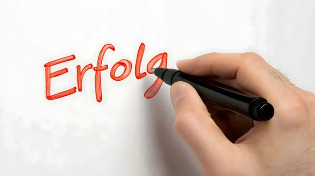 Motivierende Worte in Rot geschrieben auf weißem Hintergrund