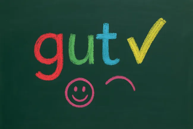 Motivierendes Kreidezeichnungsschild mit Gut-Haken und Smiley