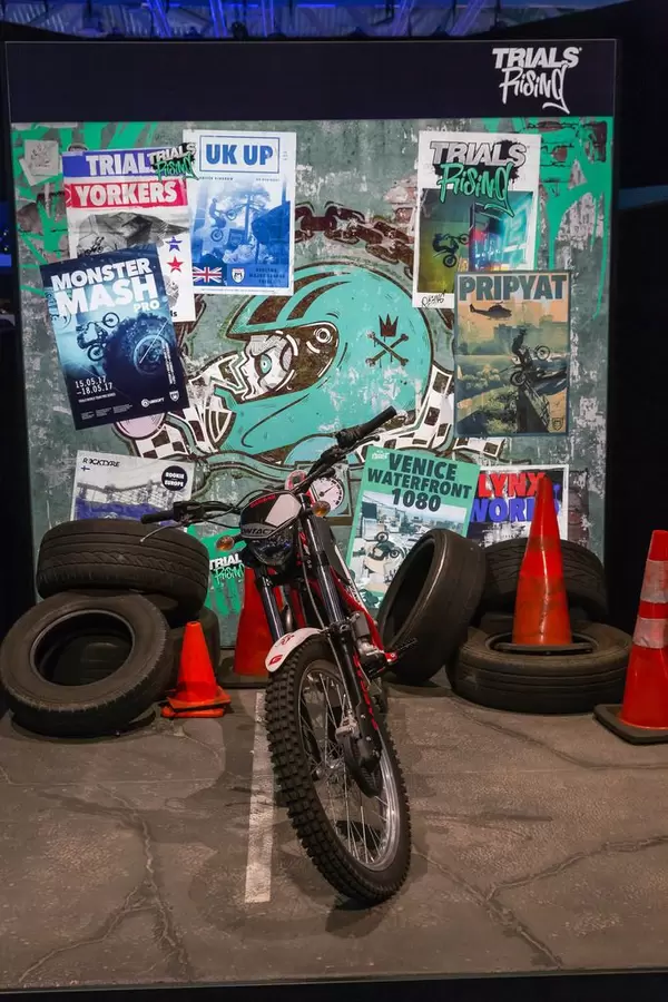 MotoCross Motorrad und alte Reifen auf dem Messestand von Trials Rising