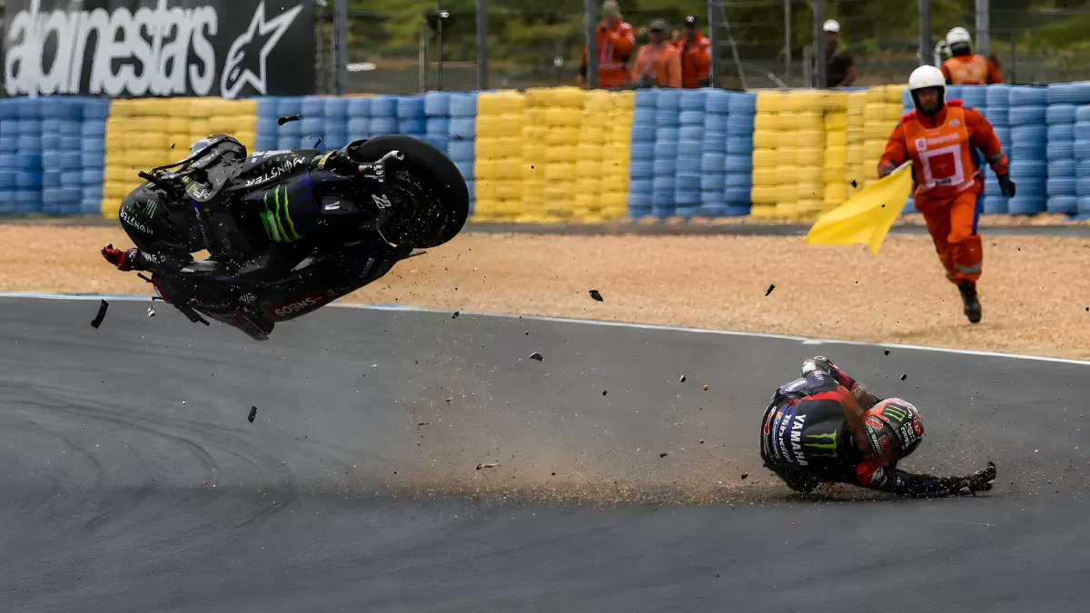 MotoGP-Sturz auf Rennstrecke mit fliegendem Motorrad