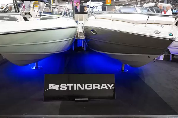 Motorboote am Messestand von Stingray, boot Düsseldorf 2017