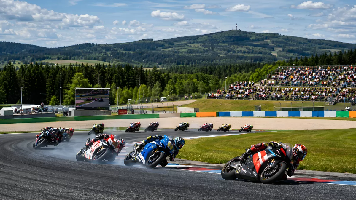 Motorradrennen auf Rennstrecke mit Zuschauertribüne