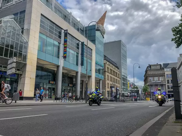 Motorradstreife der Polizei am  Neumarkt mit Neumarkt Galerie Köln im Hintergrund, begleitet die Critical Mass Fahrrad-Demonstration