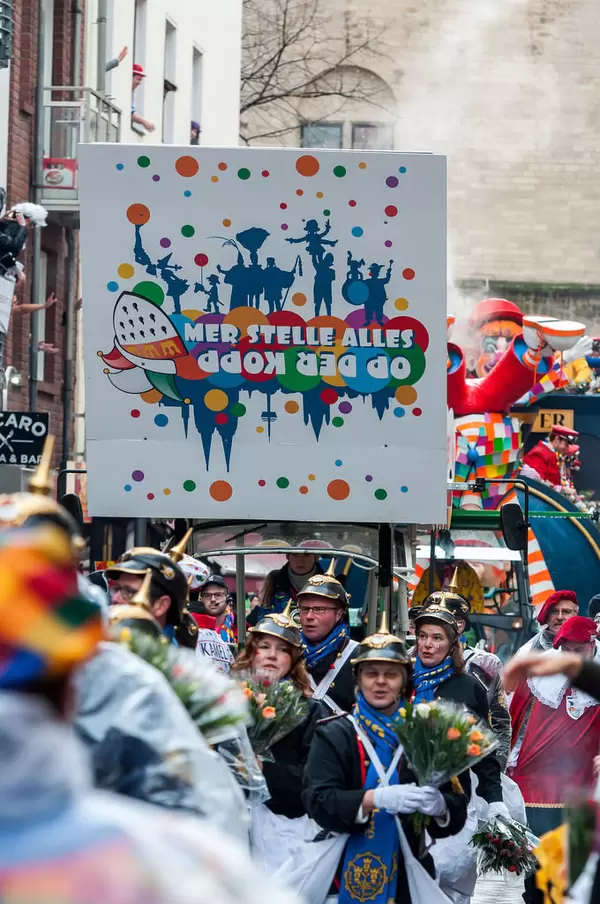 Motto 2016: Mer stelle alles op der Kopp