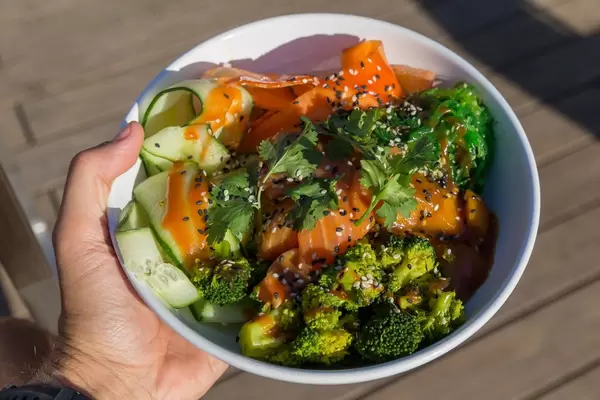 Motto am Fluss Hawaii Bowl: Teriyaki salmon, wakame, carrots, broccoli, coriander