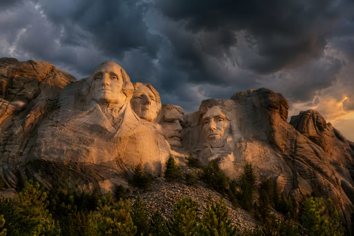 Mount Rushmore bei dramatischem Abendhimmel