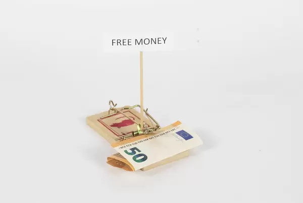 Mouse trap with Euro bill