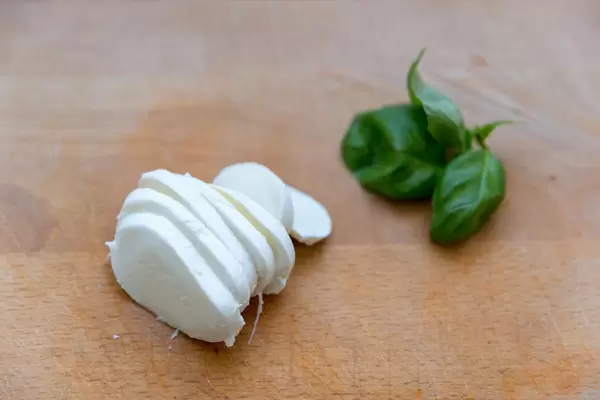 Mozzarella und Basilikum auf einem Schneidebrett