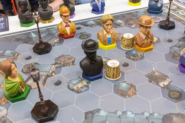 Mr Jack Extension Spiel mit großen Figuren von Bruno Cathala und Ludovic Maublanc Spielbrett in der Nahaufnahme