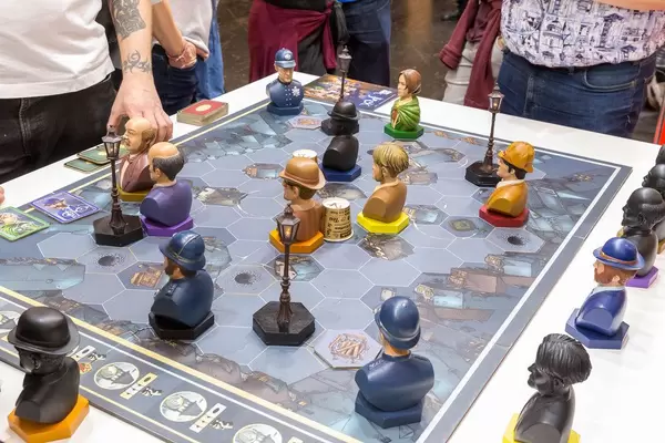 Mr Jack Extension Spiel mit großen Figuren von Bruno Cathala und Ludovic Maublanc