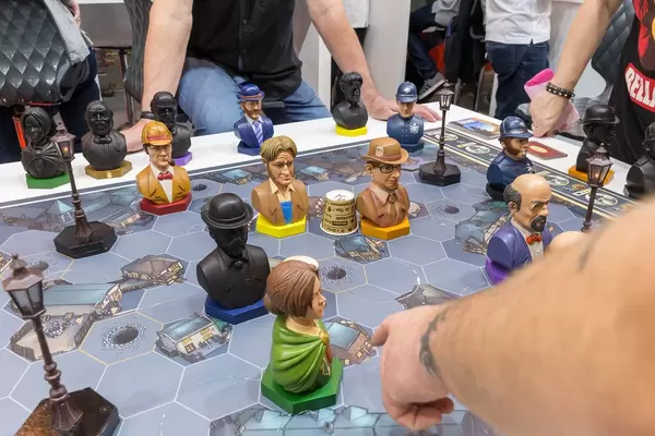 Mr Jack Strategiespiel von Bruno Cathala und Ludovic Maublanc wird von Besuchern auf der Messe gespielt