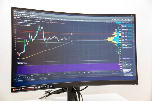 MSI Optix MAG271CQR Gaming Monitor mit schlankem, rahmenlosen Design und und einem erweiterten Farbraum mit 115% SRGB-Abdeckung