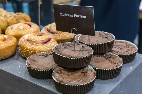 Mudcake Portion in Muffinförmchen: Schlammkuchen und Gebäck auf der anuga Foodmesse