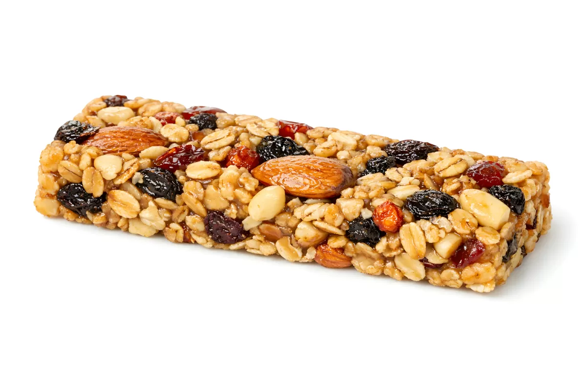 Müsliriegel mit Nüssen und getrockneten Früchten