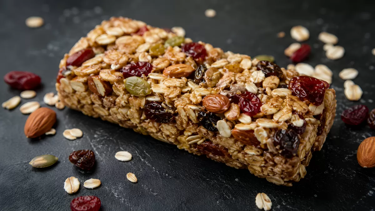 Müsliriegel mit Trockenfrüchten und Haferflocken