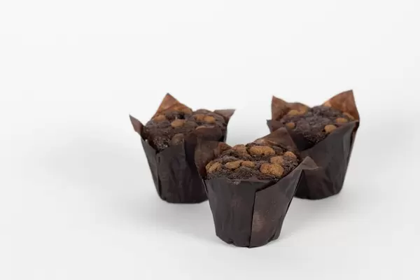 Muffins auf weißem Hintergrund