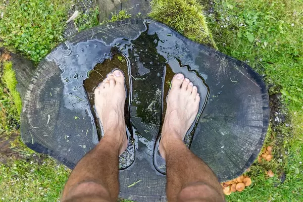 Mühlbachweg - Weg der Besinnung: barfuß in den Fußabdrücken der "Plattform der Sinne" in Alpbach