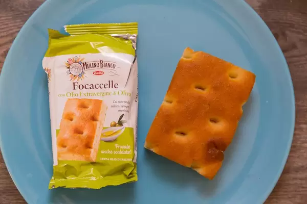 Mulino Bianco von Barilla Focacelle ausgepackt auf einem Teller neben der Verpackung