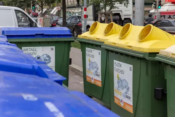 Müllcontainer für Plastikflaschen und Metalldosen in Wien
