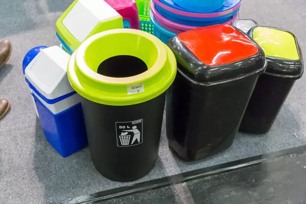 Mülleimer in verschiedenen Farben - IAW Köln 2018