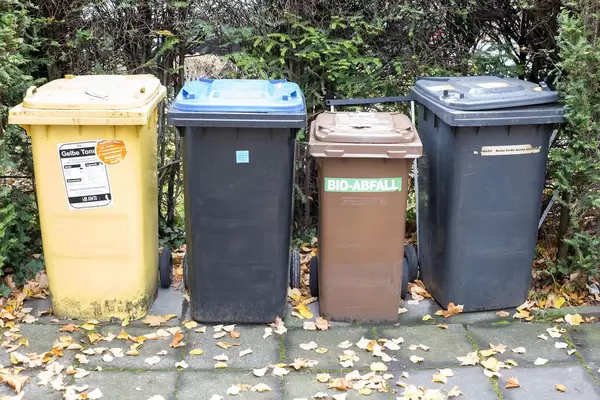 Mülltonnen für Verkaufsverpackungen aus Metall und Kunststoff und für den Bio-Abfall