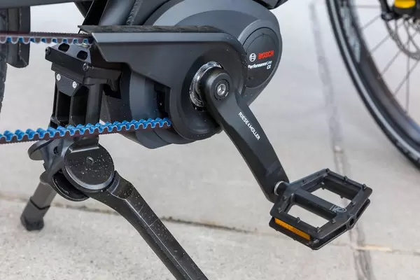 Multicharger Elektrofahrrad mit blauem Riemenantrieb und Bosch Performance Line CX Elektromotor in der Nahaufnahme