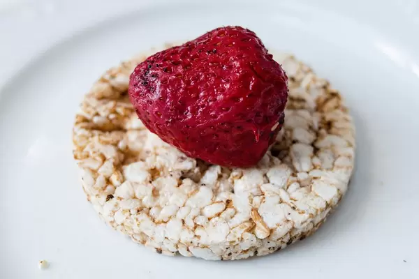 Multigrain rice cakes with strawberries fruit
