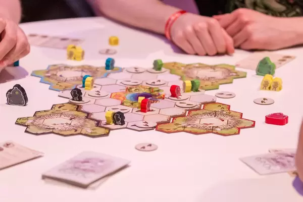 Multilinguales Brettspiel : Chocobo Party Up! aus dem Videospiel Final Fantasy, gestaltet von Toshiyuki Itahana