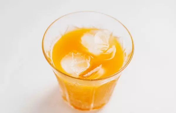 Multivitamin Orangensaft im Glas