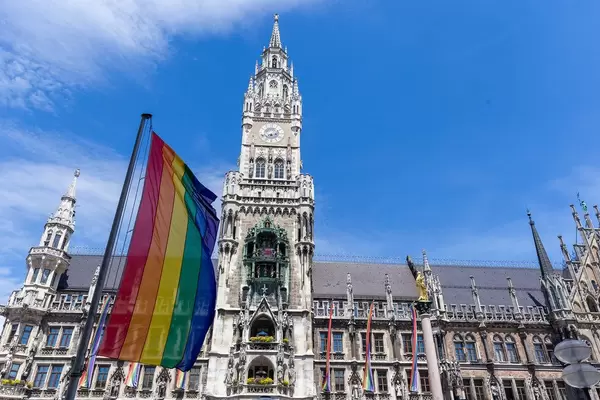 München demonstriert für LGBTQ-Rechte am Christopher Street Day, mit Regenbogenflagge vor dem Neuen Rathaus am Marienplatz