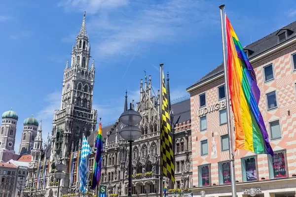 Münchens Stadtbild passt sich dem jährlichen Christopher Street Day an und hisst Regenbogenflaggen für die Gay Pride Parade