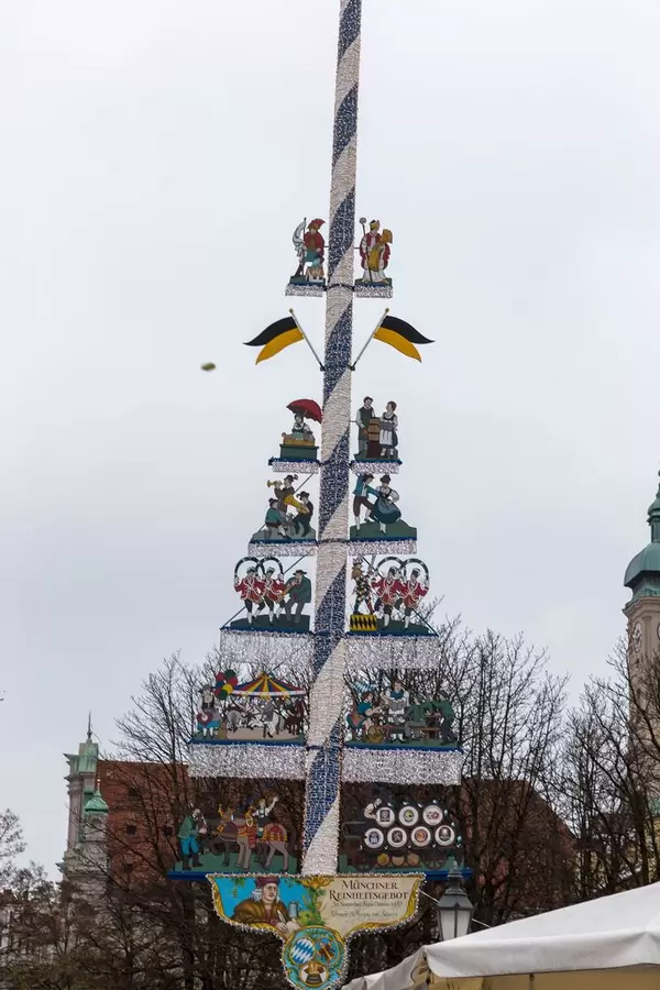 Münchner Reinheitsgebot mit Darstellungen bayrischer Traditionen wie Brauerei, Biergarten und Tanz