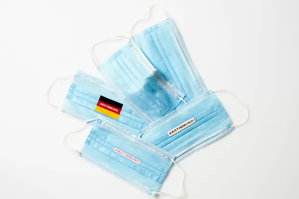 Mundschutz und Bundestagswahl: Masken mit Schrift "Abstimmung" vor weißem Hintergrund