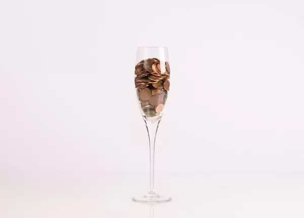 Münzen in einem Champagnerglas