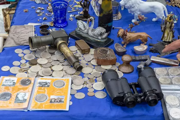 Münzen und andere Sammlungsobjekte am Flohmarkt am Wiener Naschmarkt