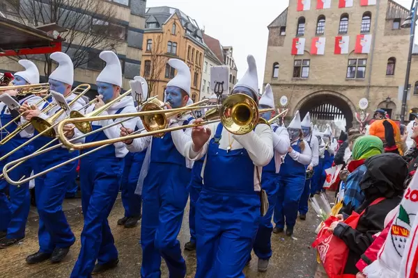 Musiker aus Allgäu spielen beim Kölner Karneval 2020 als Schlümpfe verkleidet