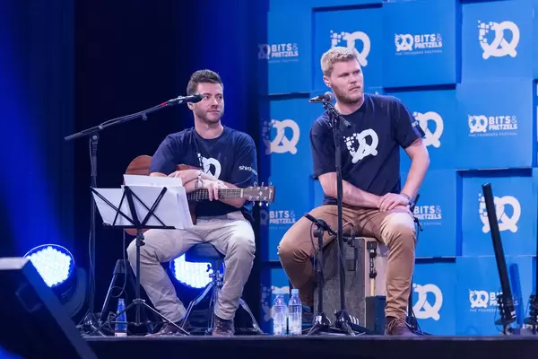 Musiker schauen aufmerksam einem Redner zu